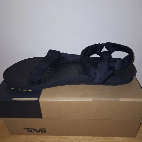 A pair of Teva M. Universal Urban 1004010/BLK. Sandals in a size 9.