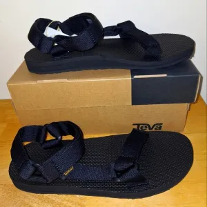 A pair of Teva M. Universal Urban 1004010/BLK. Sandals in a size 9.
