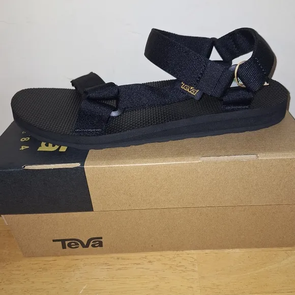A pair of Teva M. Universal Urban 1004010/BLK. Sandals in a size 9.