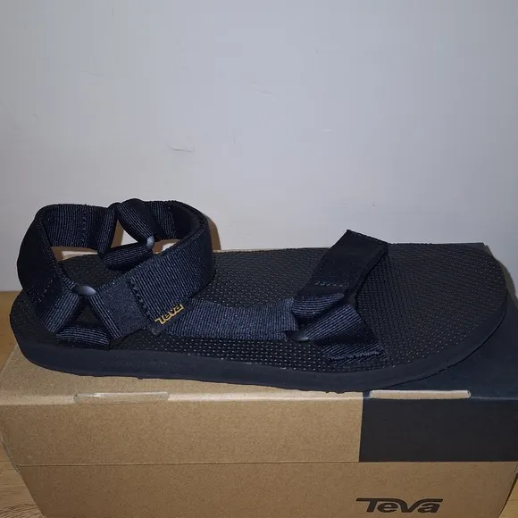 A pair of Teva M. Universal Urban 1004010/BLK. Sandals in a size 9.