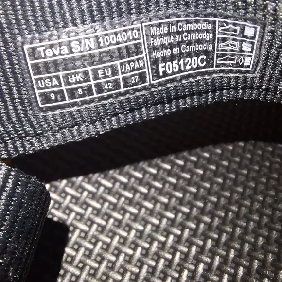 A pair of Teva M. Universal Urban 1004010/BLK. Sandals in a size 9.