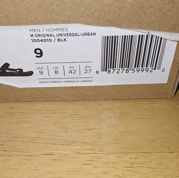 A pair of Teva M. Universal Urban 1004010/BLK. Sandals in a size 9.