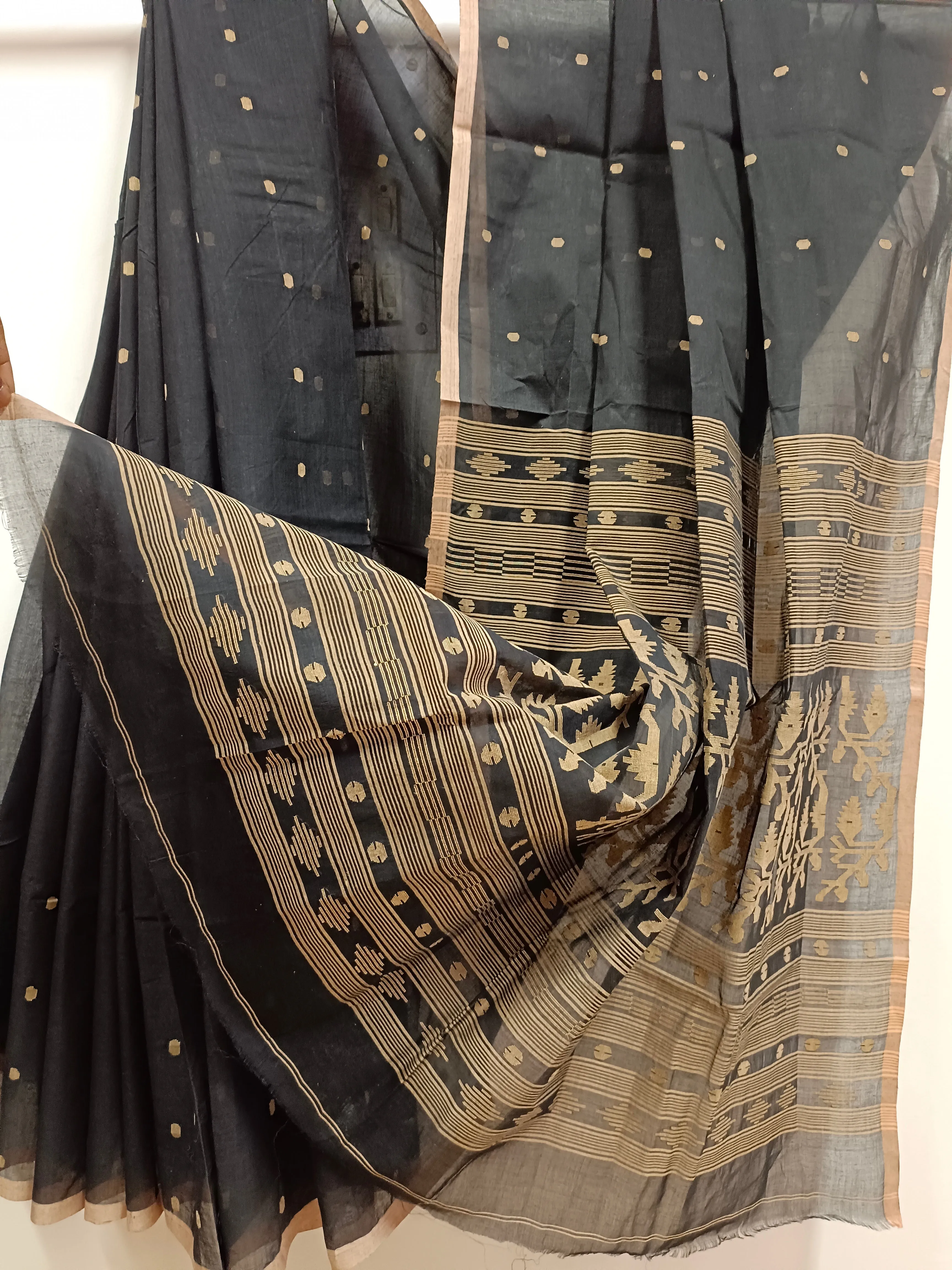 Black and Beige Handloom Traditional Handwoven Cotton Jamdani Saree