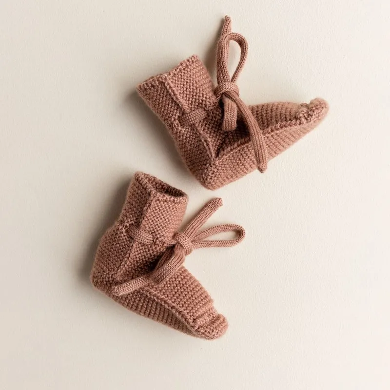 Hvid  Baby knitted booties terracotta