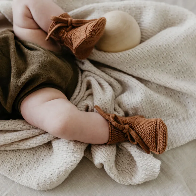 Hvid  Baby knitted booties terracotta