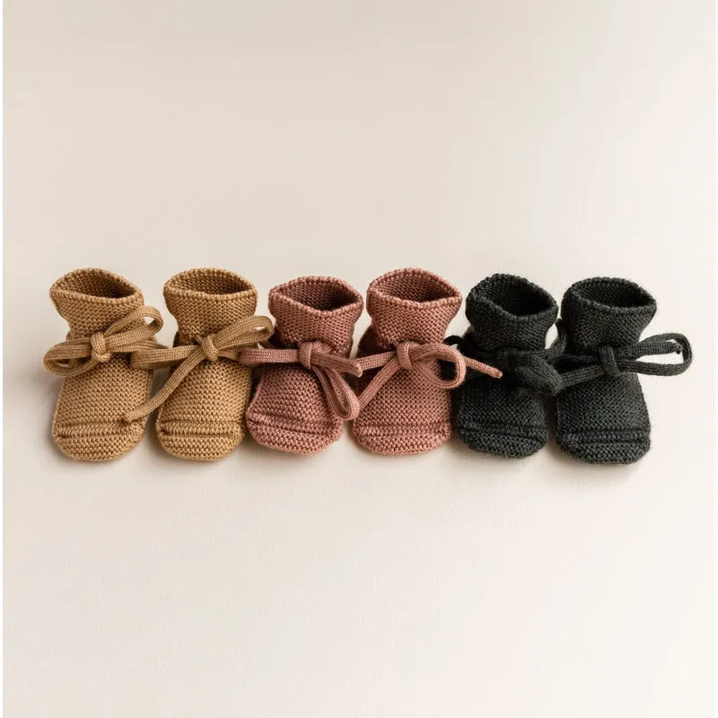Hvid  Baby knitted booties terracotta