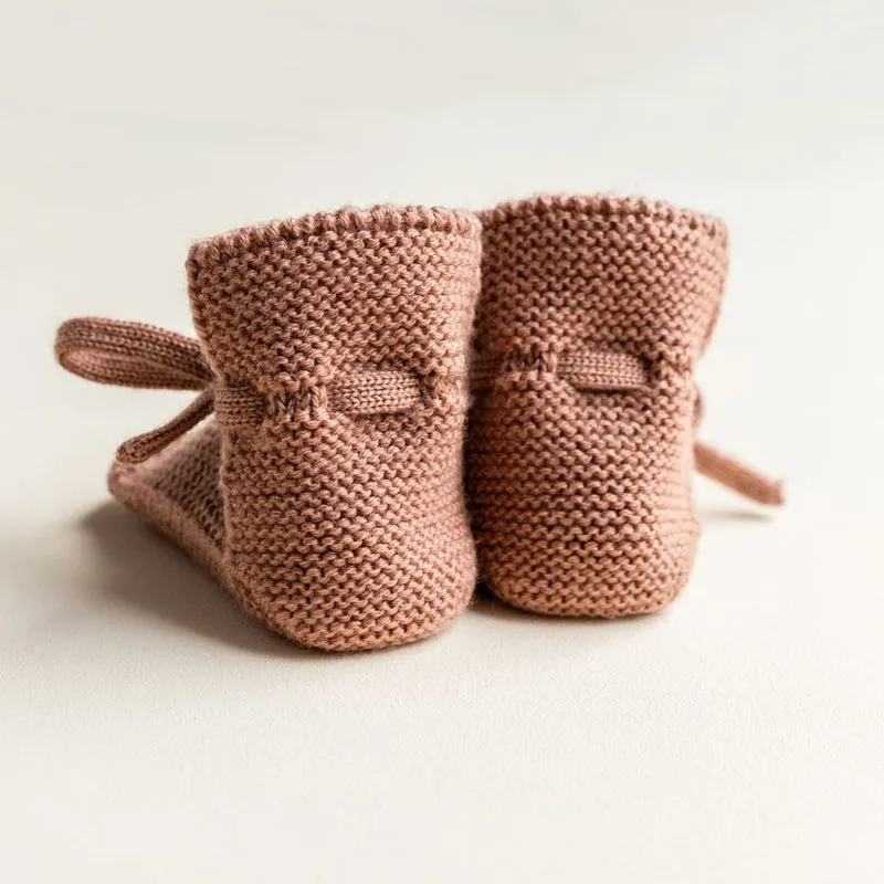 Hvid  Baby knitted booties terracotta