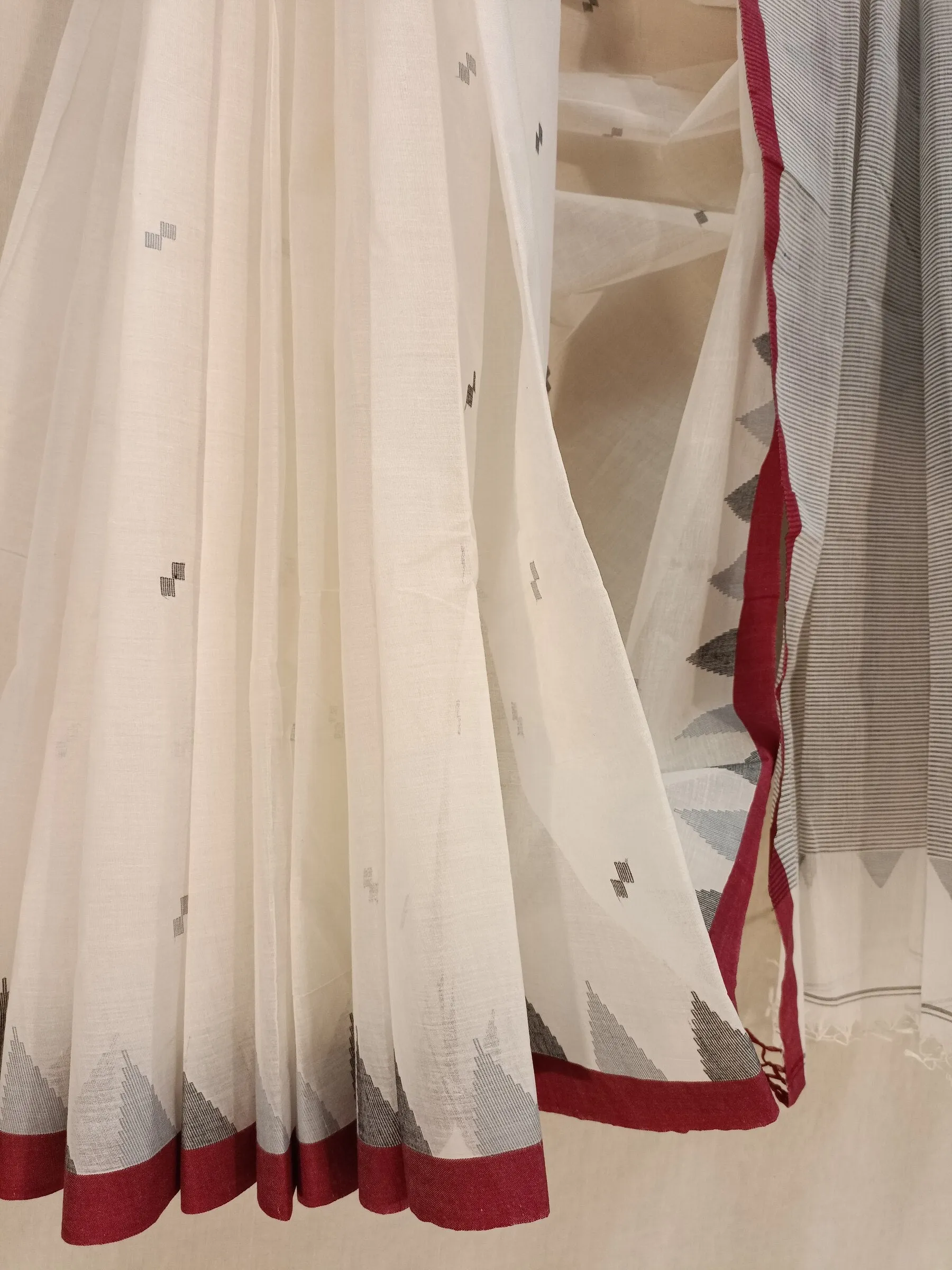 Off White & Maroon Handloom Fine Cotton Handwoven Saree