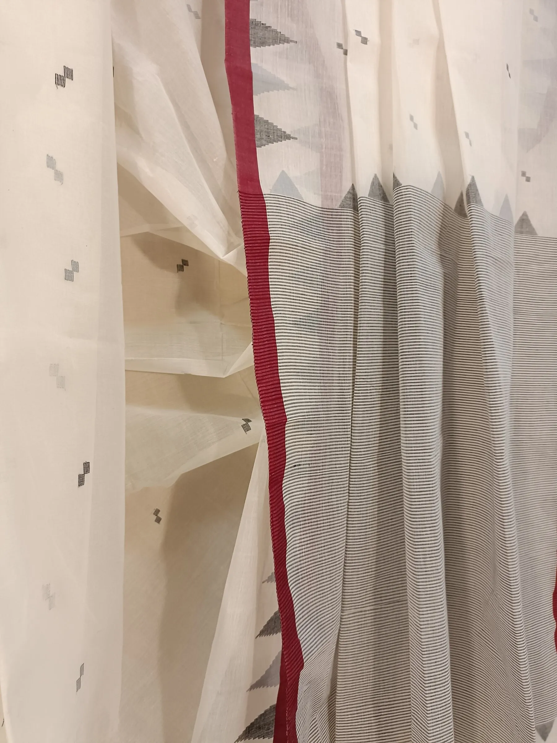 Off White & Maroon Handloom Fine Cotton Handwoven Saree