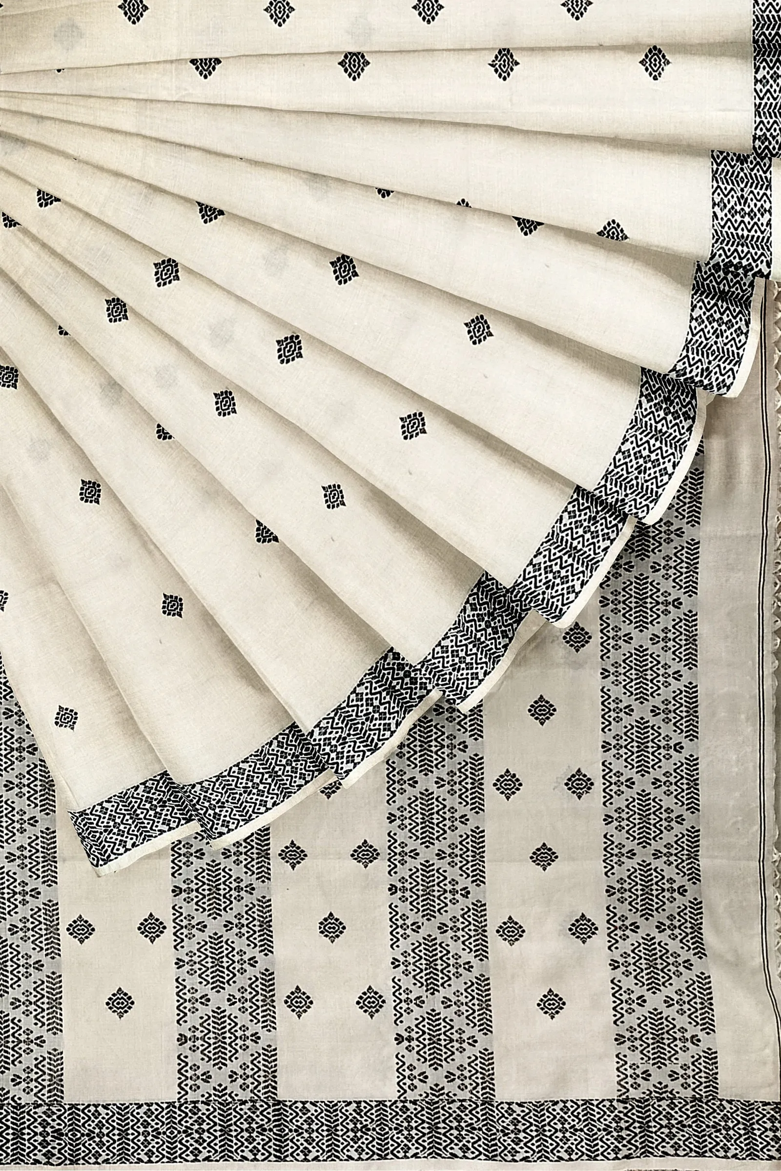 Off-White Soft Handloom Cotton Saree With Black Border