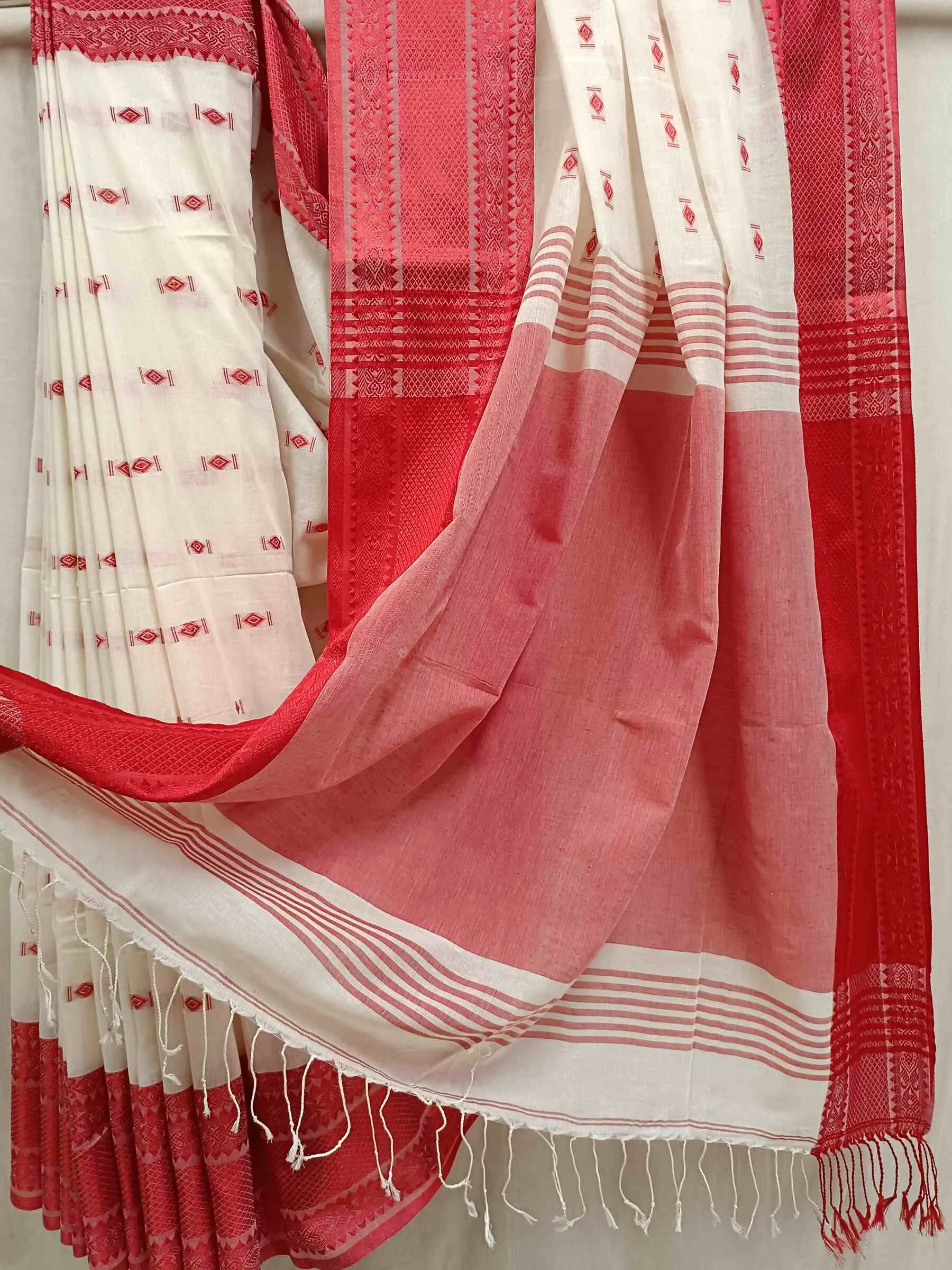 White & Red Fine Quality  Handloom Cotton Saree