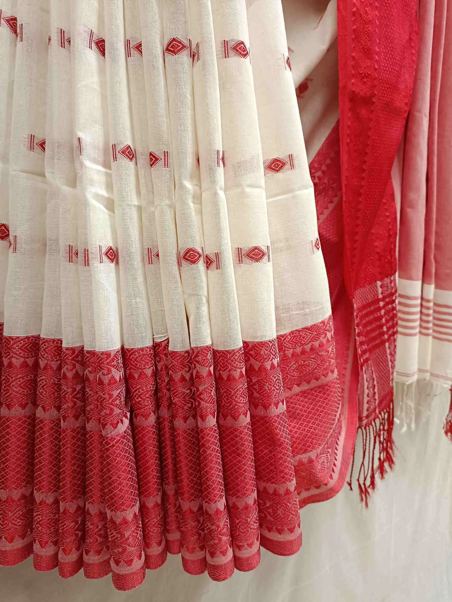 White & Red Fine Quality  Handloom Cotton Saree